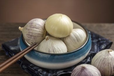 新鲜的独头蒜摆放在桌面上特写