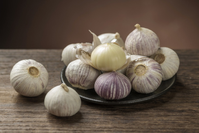 新鲜的独头蒜摆放在桌面上特写