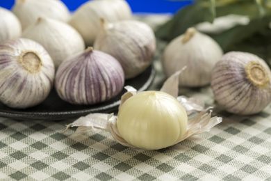 新鲜的独头蒜摆放在桌面上特写