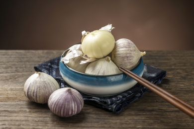 新鲜的独头蒜摆放在桌面上特写