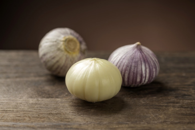 新鲜的独头蒜摆放在桌面上特写