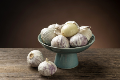 新鲜的独头蒜摆放在桌面上特写