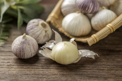 新鲜的独头蒜摆放在桌面上特写