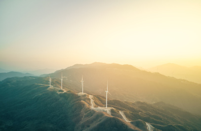 落日阳光下的风电场