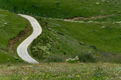 甘孜县曲洛乡色依山沟吉山的公路