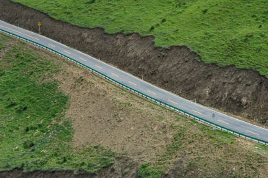 甘孜县曲洛色依山沟吉山崎岖弯曲的盘山公路