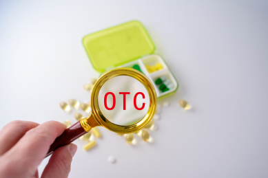 手拿放大镜OTC药片