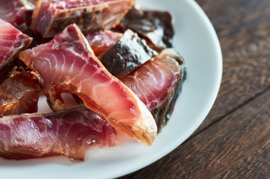 一盘肉质细嫩切成块状的腊鱼