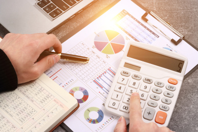 商务人士正在处理报表数据的计算及整理文件