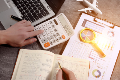 商务人士正在处理报表数据的计算及整理文件