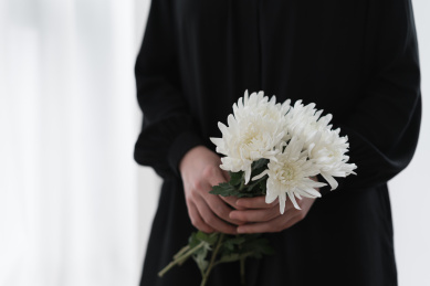 手拿白色菊花
