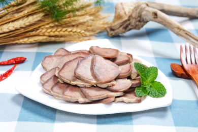 一盘腌制腊味猪口条