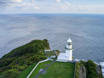 日本海岸的白色灯塔