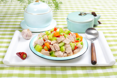 家常菜炒三丁胡萝卜黄瓜炒瘦肉丁