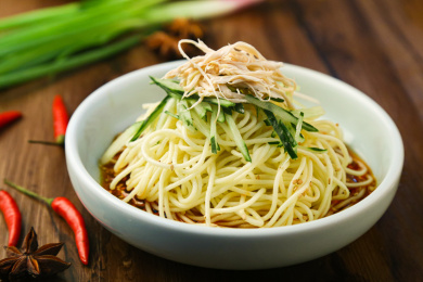 一碗夏日美食鸡丝凉面