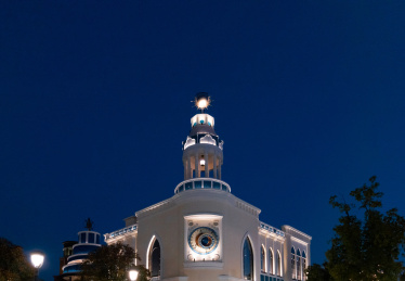 欧式建筑城堡顶部夜景特写