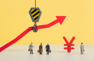 微缩创意货币标志与增长的箭头