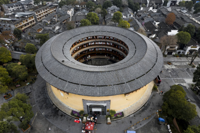 俯瞰四川成都洛带古镇的客家圆形土楼