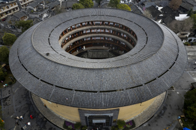 俯瞰四川成都洛带古镇的客家圆形土楼