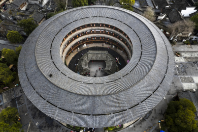 俯瞰四川成都洛带古镇的客家圆形土楼