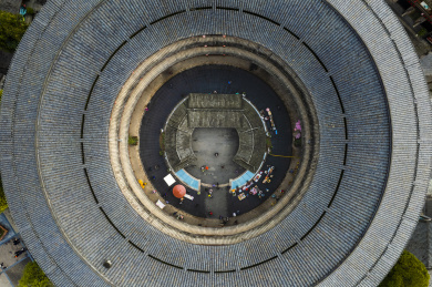 俯瞰四川成都洛带古镇的客家圆形土楼