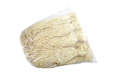 白底上的干萝卜条