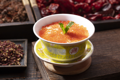 碗茶杯里的重庆火锅菜鱼籽鱼豆花