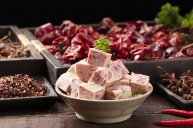 老桌子搪瓷碗里的重庆火锅菜品切块午餐肉