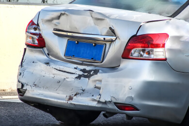 车祸被撞坏的汽车