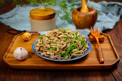 特色下酒菜青椒炒肥肠丝