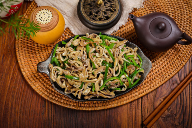 特色下酒菜青椒炒肥肠丝