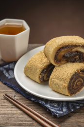 一盘天津小吃驴打滚摆放在桌面上特写