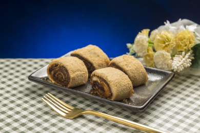 一盘天津小吃驴打滚摆放在桌面上特写