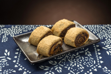 一盘天津小吃驴打滚摆放在桌面上特写