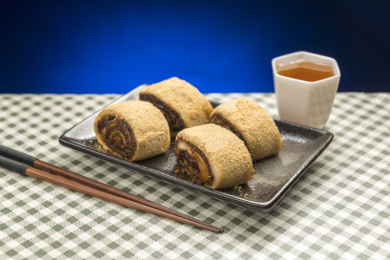 一盘天津小吃驴打滚摆放在桌面上特写