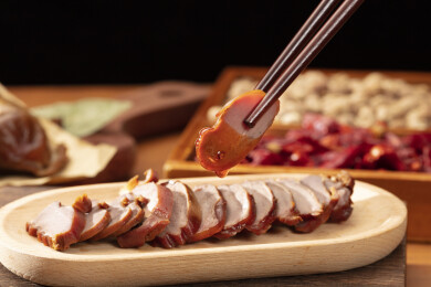 木桌上木盘里的卤制鹅胗