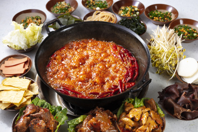 一桌子的重庆火锅锅底菜品沸腾火锅