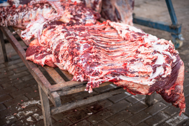节日杀猪市场上的猪肉集市农村街边卖猪肉