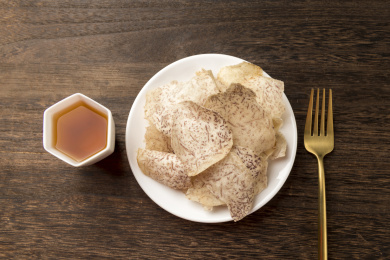 香芋脆片摆放在桌面上特写