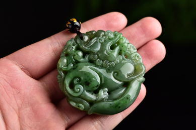 复古风格背景上的貔貅绿玉吊坠