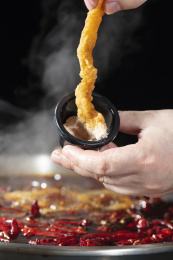 正在吃重庆火锅菜品小吃油炸酥肉