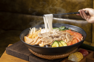 黑色大碗里的三鲜米线四鲜米线