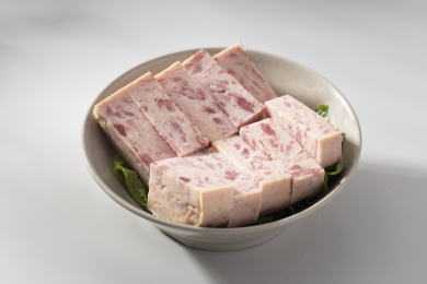 碗里的汤锅重庆火锅菜品火锅午餐肉块