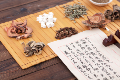 竹简上各种中药分类开方配药