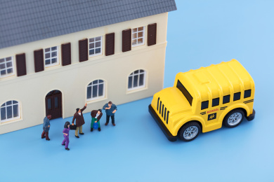 微缩世界接孩子放学校车到家