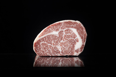 盘子里的烧烤烤肉料理食材整块雪花牛肉和牛