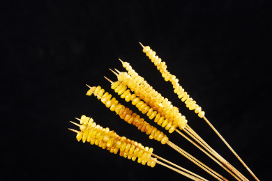 竹签串着炭火烤制烧烤麻辣烤串把把烧玉米粒