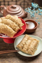 一盘花生酥糖摆放在桌面上特写
