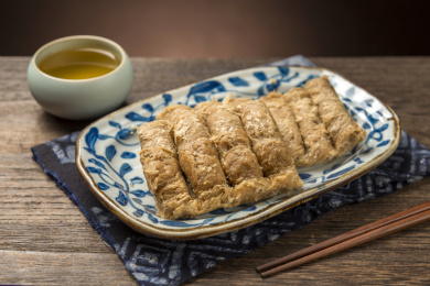 一盘花生酥糖摆放在桌面上特写