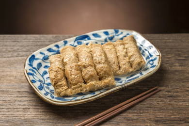 一盘花生酥糖摆放在桌面上特写